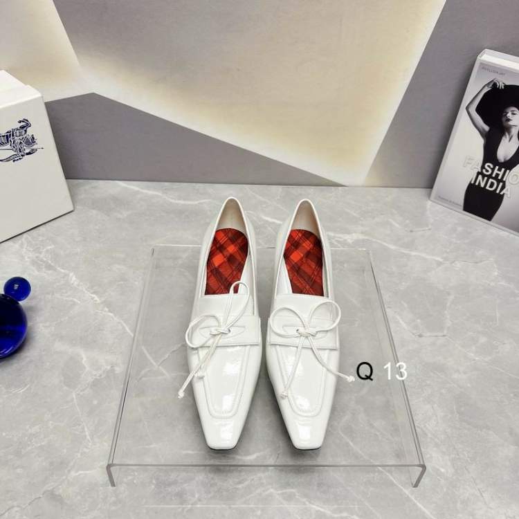 Picture of Burberry Shoes _SKUBurberrysz35-4041912.5CM4CYM0108
